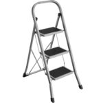 SONGMICS Összecsukható létra 3 fokkal, csúszásmentes gumival, 150 kg teherbírással, acélból, 47x75x105 cm, szürke és fekete