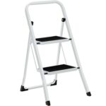 SONGMICS Összecsukható létra 2 lépcsővel, csúszásmentes gumi, teherbírás 150 kg, acél, 45x55x82cm, fehér és fekete