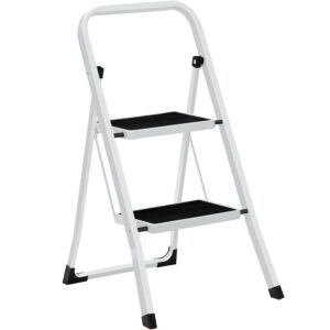 SONGMICS Összecsukható létra 2 lépcsővel, csúszásmentes gumi, teherbírás 150 kg, acél, 45x55x82cm, fehér és fekete