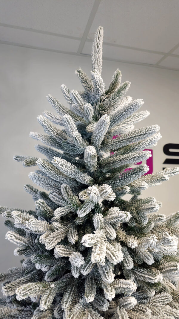 Műkarácsonyfa Christmas Deluxe by Sersimo, Vienna Select havas, teljesen 3D, 230 cm - Image 9