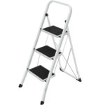 SONGMICS Összecsukható létra 3 lépcsővel, teherbírás 150 kg, acél, 47x75x105 cm, fehér és fekete