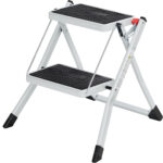 SONGMICS Összecsukható létra 2 lépcsővel, teherbírás 150 kg, acél, 50x60x44 cm, fehér és fekete