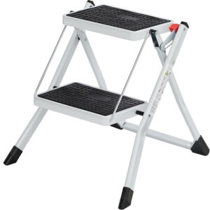 SONGMICS Összecsukható létra 2 lépcsővel, teherbírás 150 kg, acél, 50x60x44 cm, fehér és fekete
