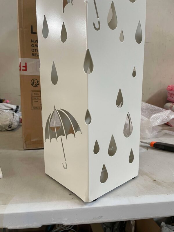 RESIGILAT: SONGMICS Suport metalic pentru umbrele, cu carlige si tava de picurare, 16x16x49cm, alb - Image 3