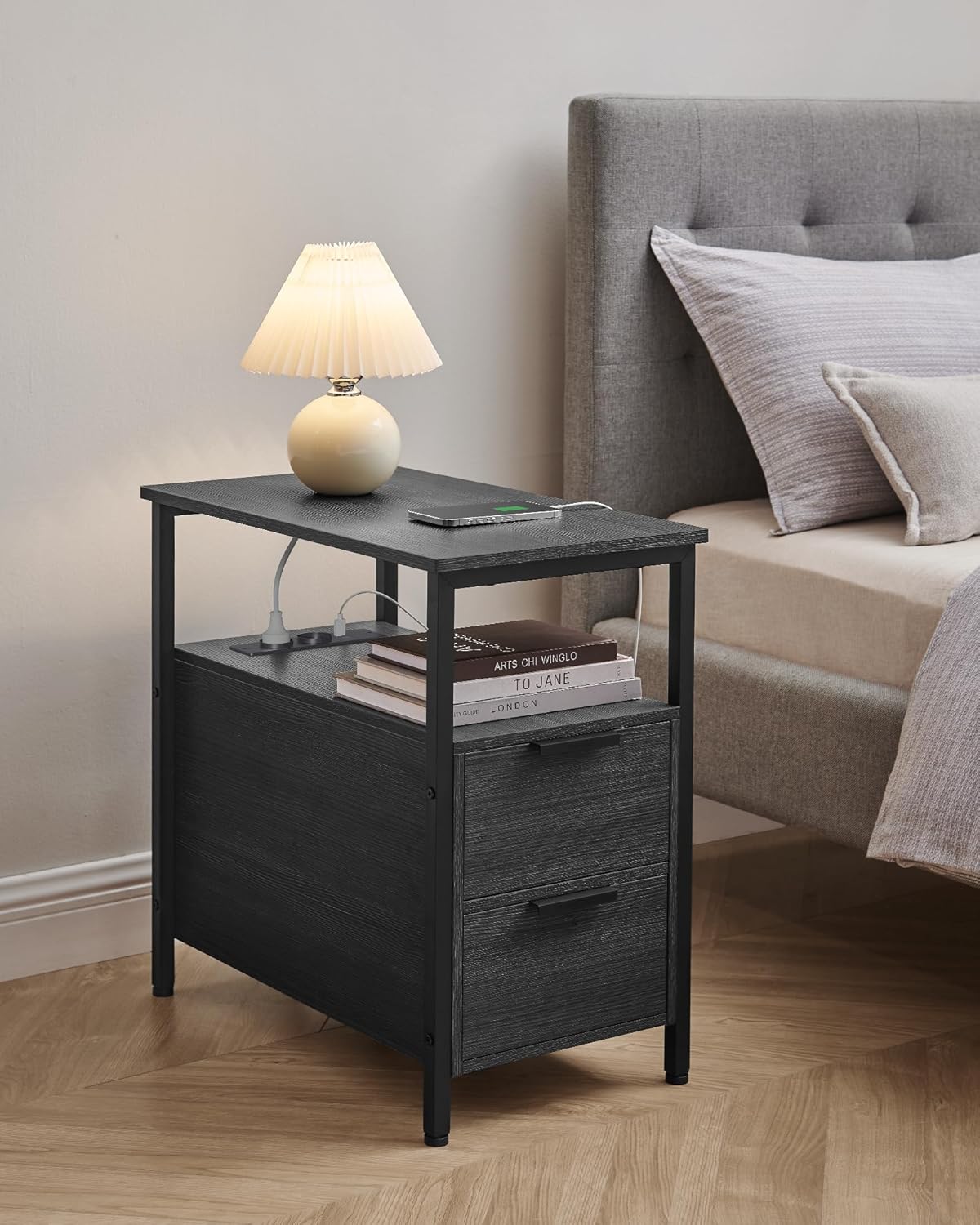 VASAGLE éjjeliszekrény 60×35×61 cm, 2 fiókkal, polcokkal és beépített konnektorral, forgácslap és acél, antracit szürke és fekete - Image 6