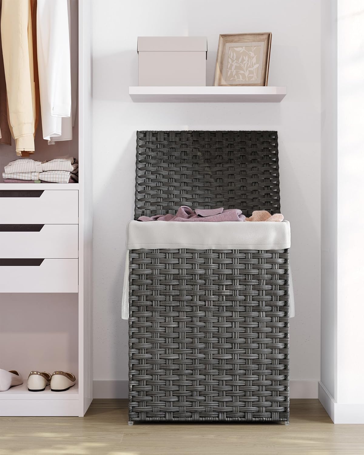 SONGMICS szennyestartó kosár fedéllel, szintetikus rattanból, kivehető zsákkal, 90 L, 46x33x60 cm, szürke - Image 2