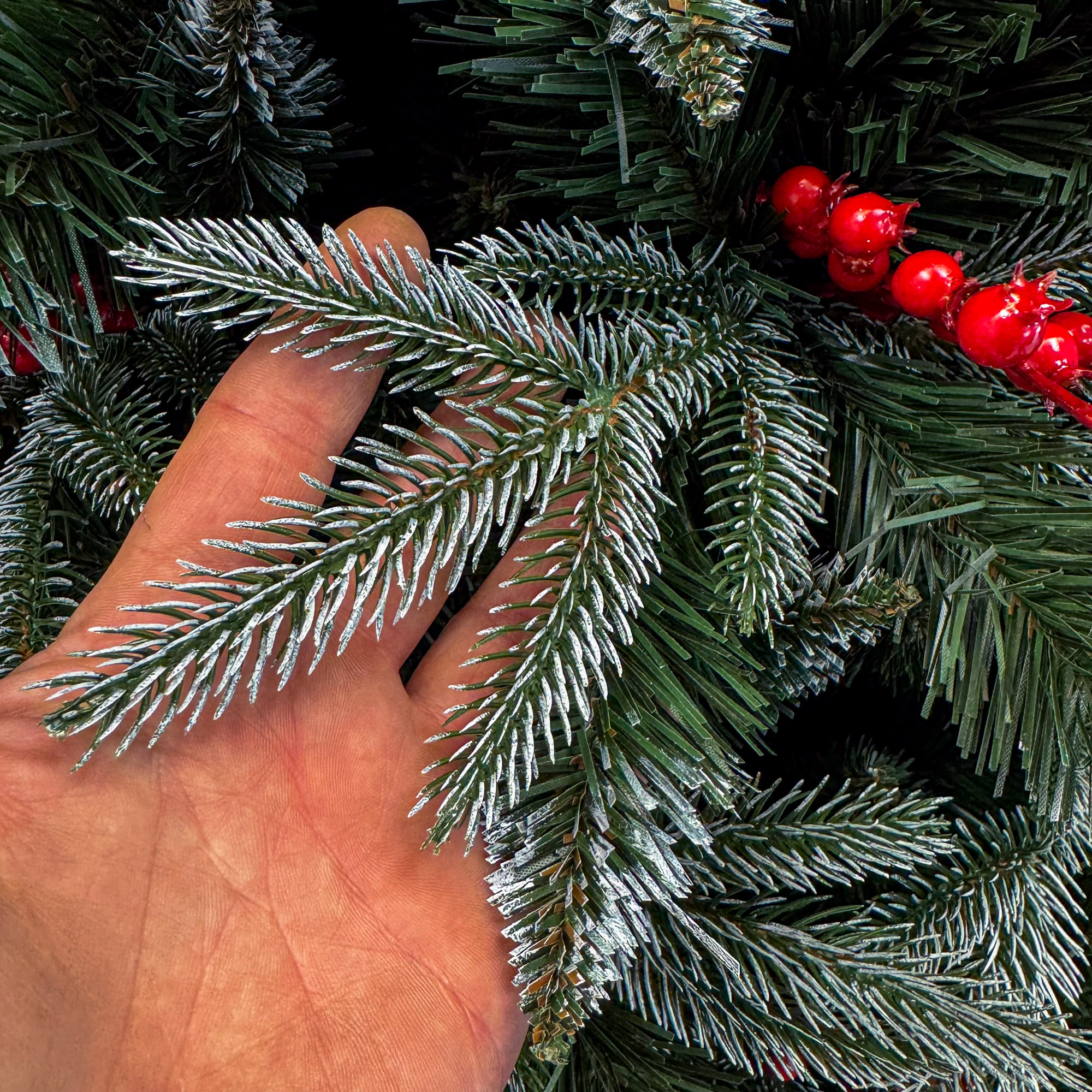 Sersimo Miahelene Elite mesterséges karácsonyfa, zöld havas, bogyókkal, 2D+3D mix, 220 cm - Image 12