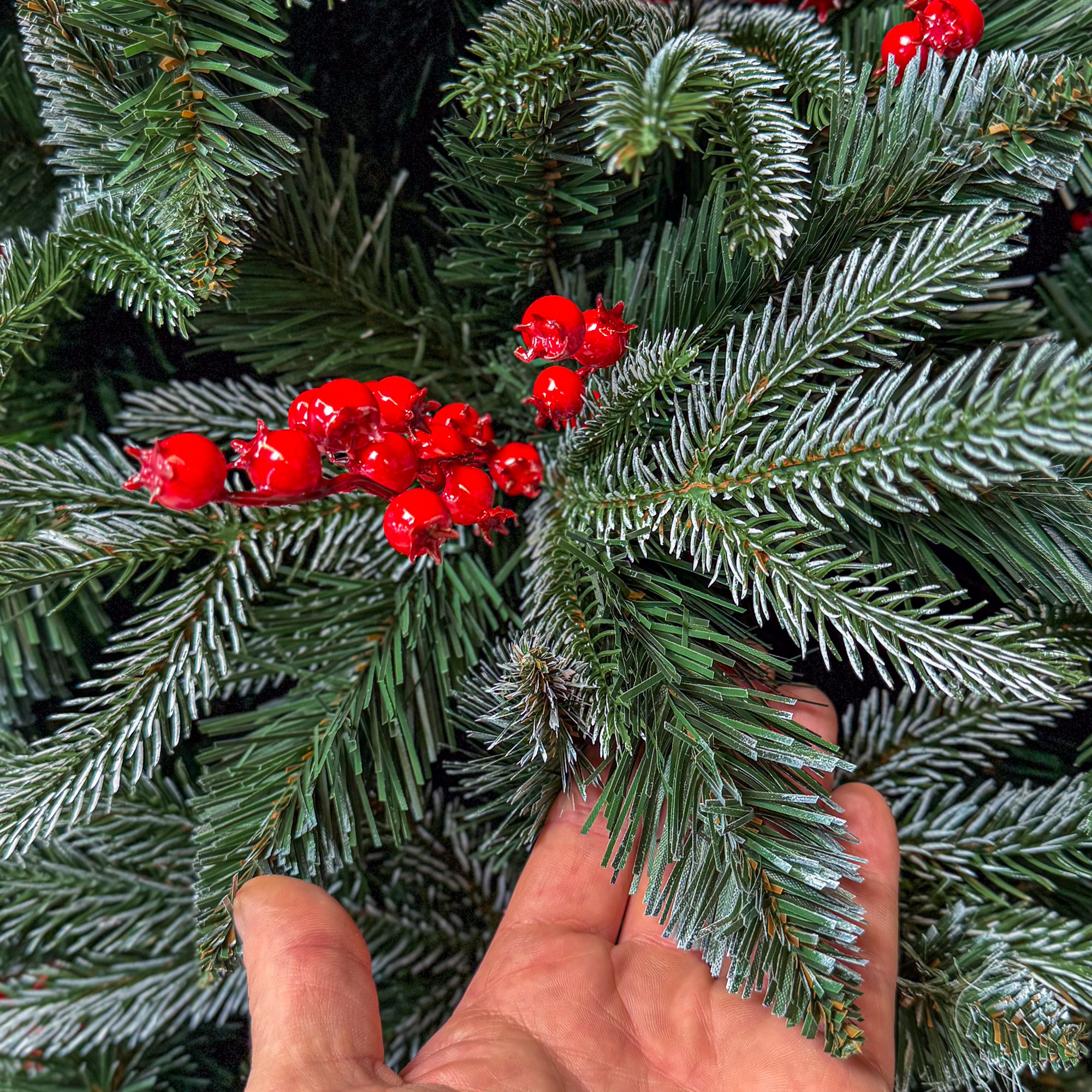 Sersimo Miahelene Elite mesterséges karácsonyfa, zöld havas, bogyókkal, 2D+3D mix, 220 cm - Image 7