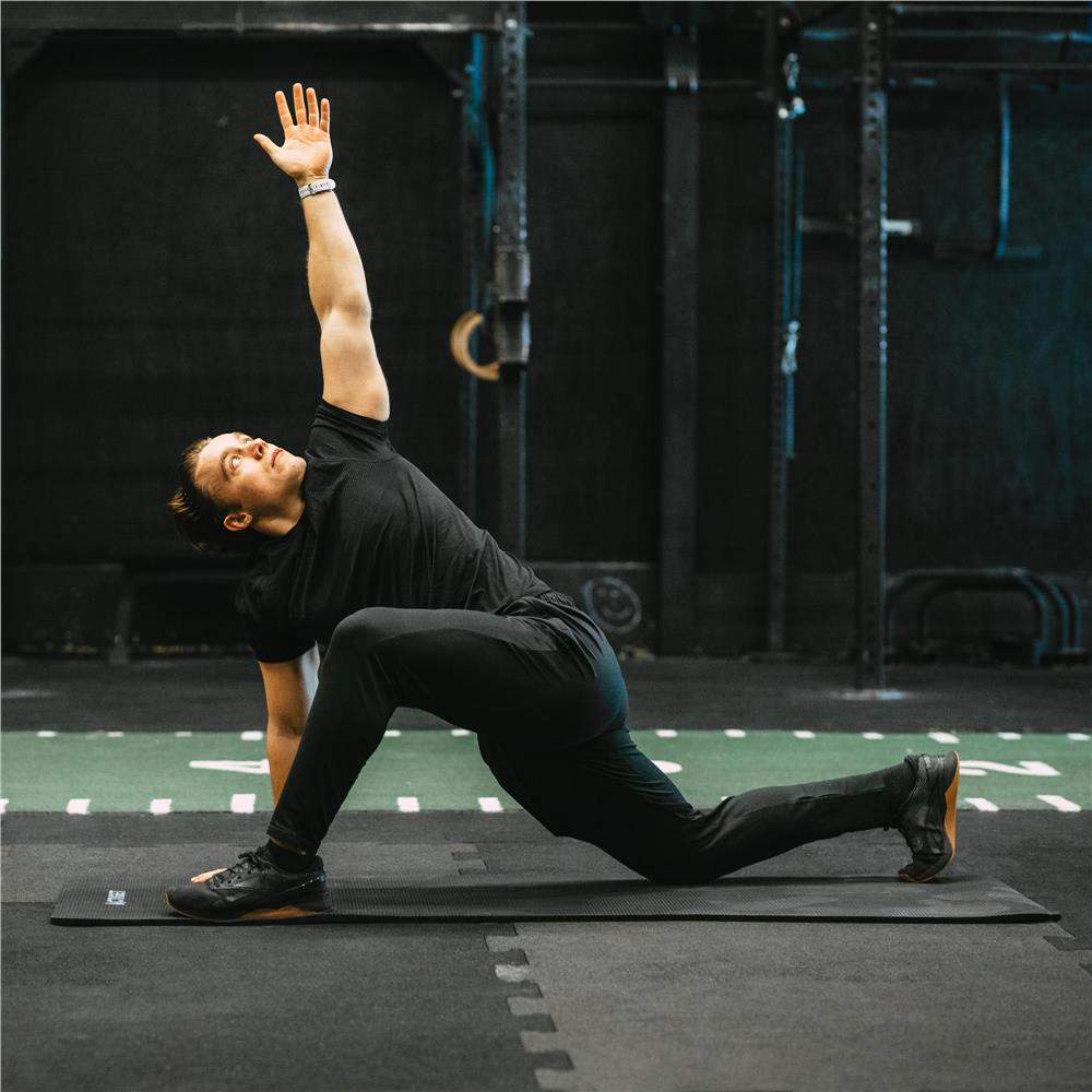 Csúszásmentes fitness szőnyeg NBR anyagból, 183x61x1 cm, hordpánttal, fekete - Image 2