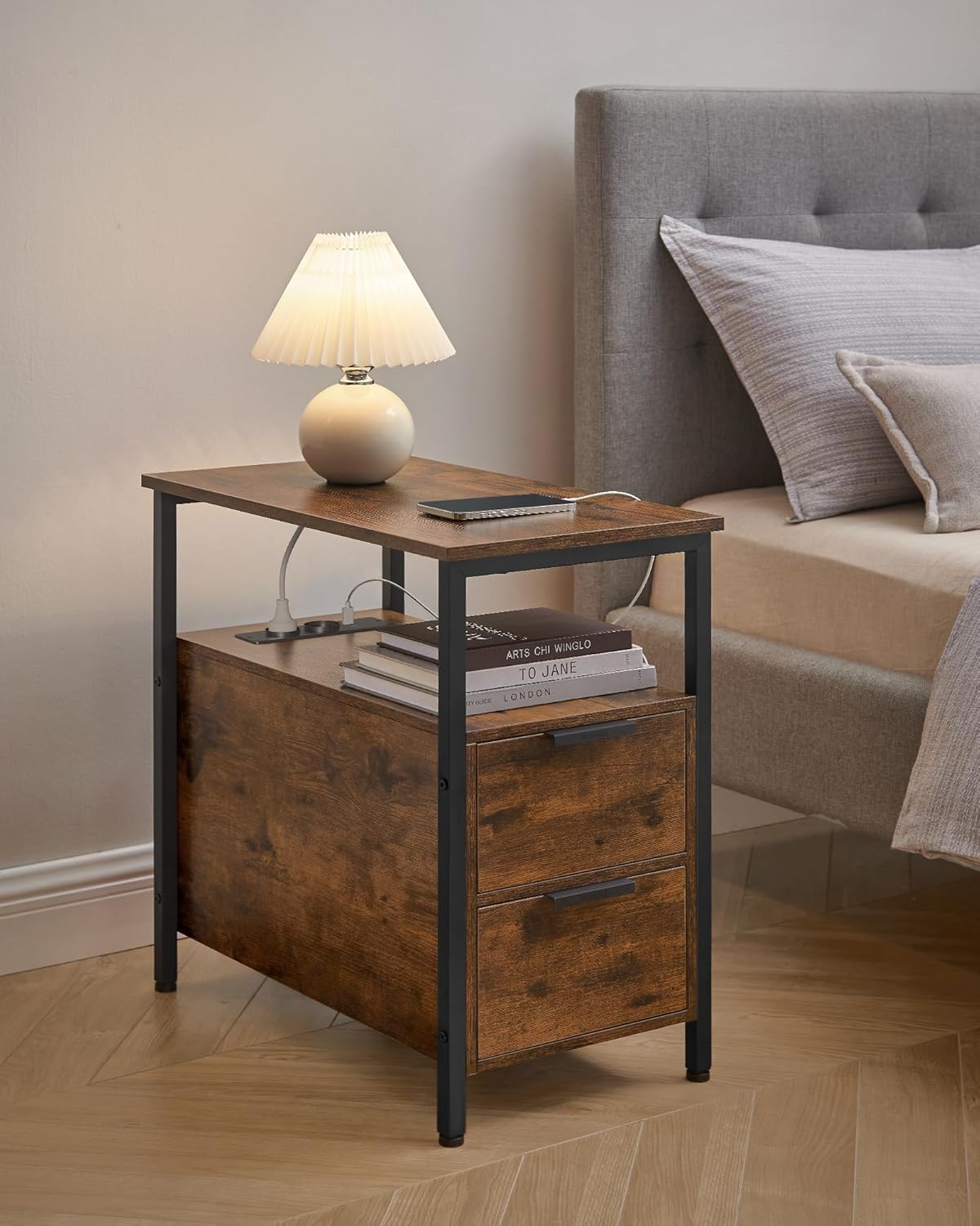 VASAGLE éjjeliszekrény, 60x35x61 cm, 2 fiókkal, polcokkal és beépített konnektorral, forgácslap és acél, rusztikus barna - Image 7
