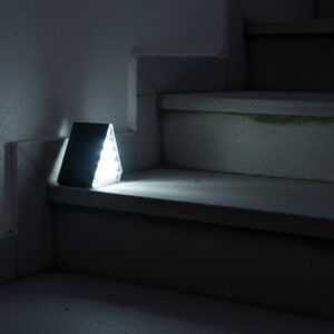 2 db lépcsőre szerelhető napelemes lámpa, 9 db meleg fehér LED, napelemes töltés, 9x5x5 cm, fekete