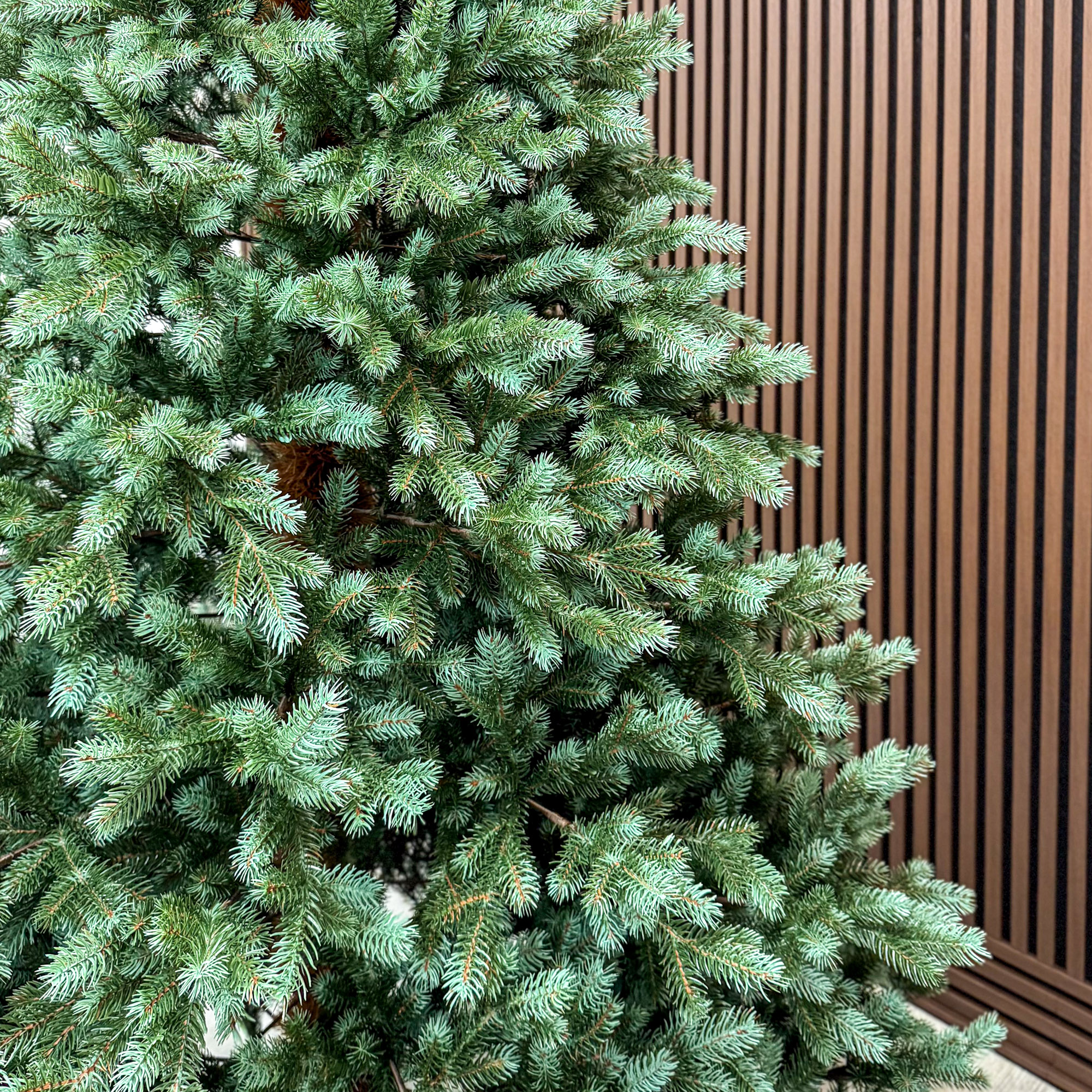 Brad artificial Sersimo, Scandinavia, verde cu varfuri argintii, integral 3D, 210 cm - Image 3