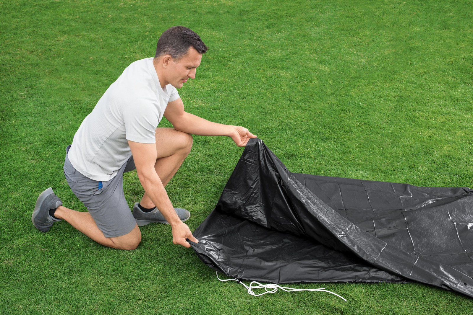 Bestway 58039 medencetakaró 549 cm átmérőjű medencéhez, vízelvezető nyílásokkal és rögzítőzsinórral, fekete - Image 2
